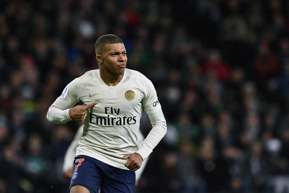 0公里在厂里！这条千吨级公路，托举“四川造”重器出海｜城市经济学